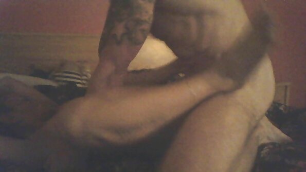 Blondīne amatiere liek diviem draugiem parādīt viņai lieliski pavadīto laiku