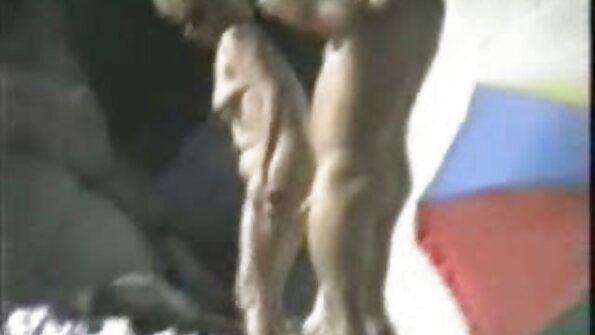 Blondiņai vecmāmiņai patīk nodarboties ar seksu un viņai patīk sūkāt gailīti