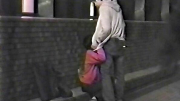 Blondīne tiek drāzta uz gultas, un viņa mums parāda, ka viņa šļakstās