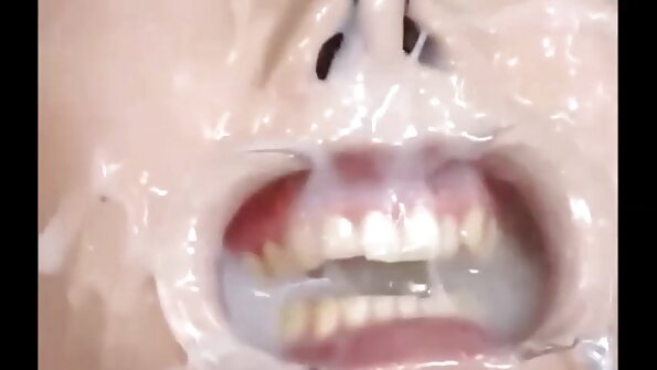 Blondīni, kurai patīk masēt, ieberzē viņas masieris