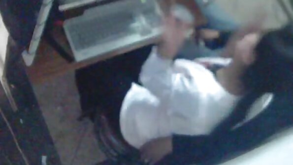 Blondīne, kurai patīk nepieredzējis gailis, atrodas gultā un dara tieši to