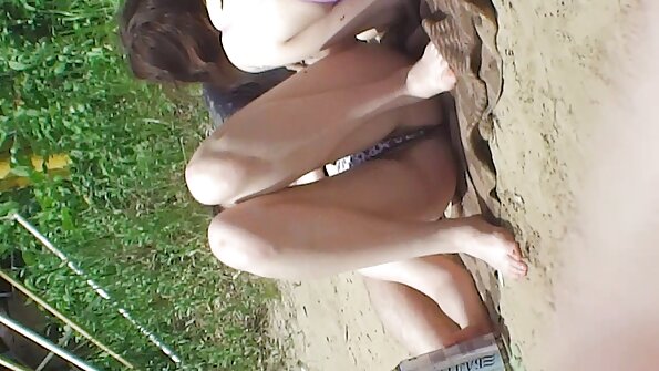 Visa dabas blondīne filmē savu pirmo seksa ainu ar puisi