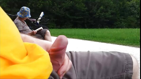 Apbrīnojama brunete drāžās ar savu kolēģi