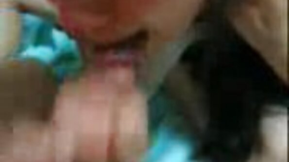 Melnkoka cālis ar bezmatainu šķēlumu dauza savu dupsi