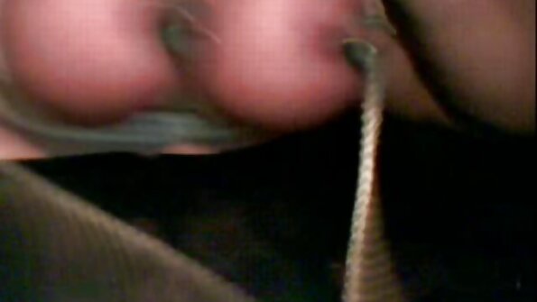 Seksīga dāma ar karstu, apaļu zābaku laiza savu draudzeni