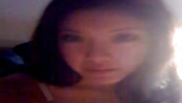 Babe ar taisnu seju apmierina incītis ar rokām uz pakāpieniem