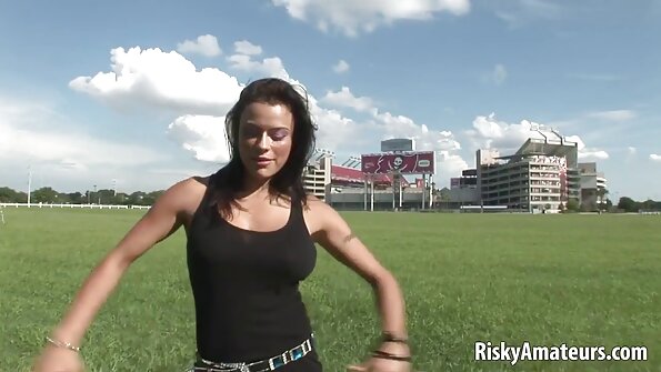 Blondīne saslēdz roku dzelžus savam draugam un drāž citu vīrieti