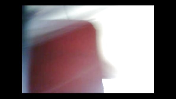 Blondīne un brunete viena otru ķircina ar siksniņu