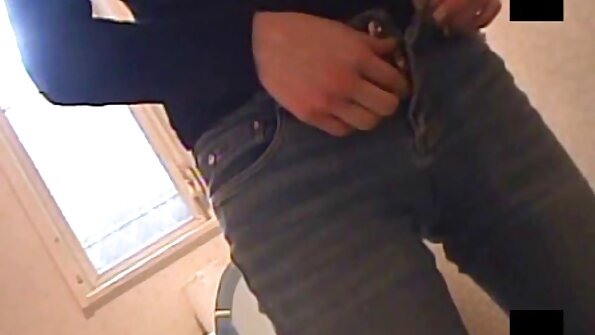 Blondīne ar lielām krūtīm ir kopā ar savu kuplo bruneti draudzeni un amanu