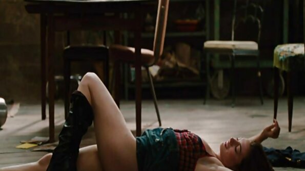 Blondīnei ar uzpūstiem sprauslām šodien gultā ir jautri