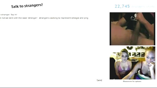 A brunete izpaužas viņas tits un viņas slapjš dupsis fucked priekšā kamera