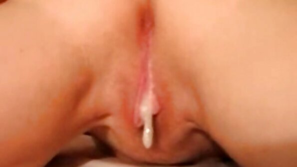 Cālis sita viņas dibenu, kamēr viņa zīst peni