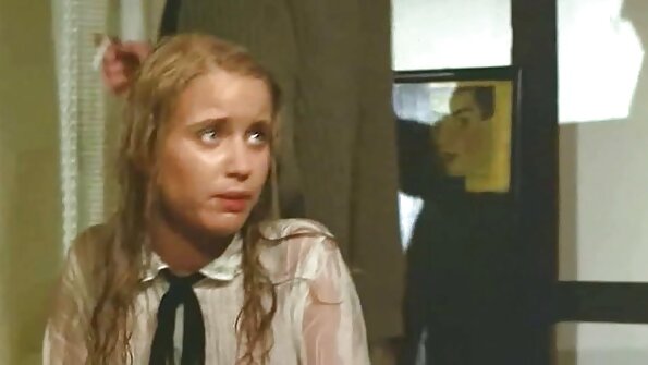 Karsta blondīne ļoti labi apvij lūpas ap cieto peni