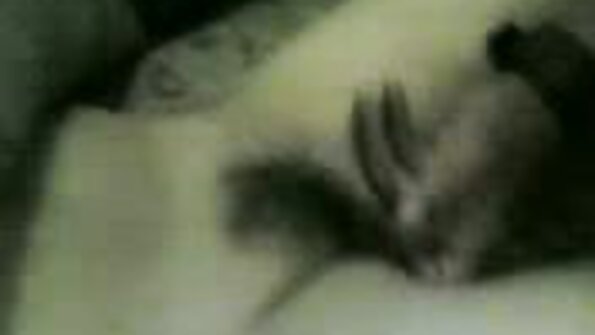 Anālais sekss notiek ar melnu meiteni ar caurdurtiem sprauslām svētkos