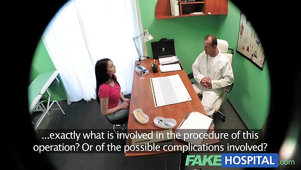 Maza aziāte, kurai ir sīki sprauslas, izpleš savu incīti plaši atvērtu