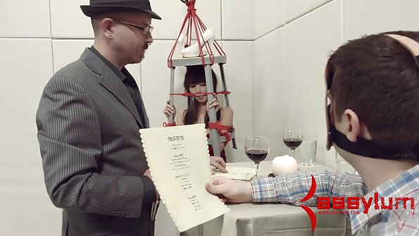 Dedzīga latīņu pusaudze zeķēs tiek ieslodzīta savā istabā