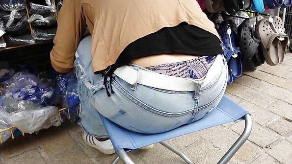 Seksīga kuce ar pufīgiem sprauslām tiek drāzta uz gultas