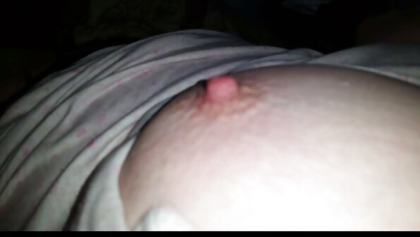 Atlētiskam vīrietim ir romāns ar kuplo MILFI aptumšotā istabā