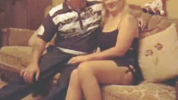 Blondīnei ar lielu apaļu dibenu jārūpējas par divām šahtām