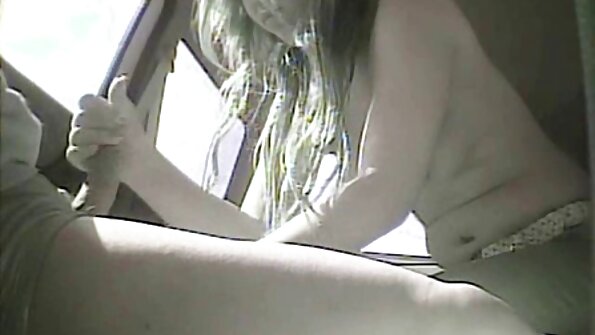 Blondīne mamma ar milzīgiem krūtīm Alexis Fawx zīž lielu peni