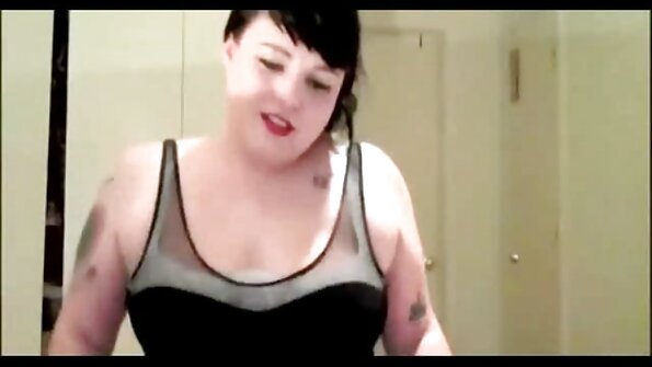 Bombshell milf ar milzīgām krūtīm saņem spēcīgu sitienu