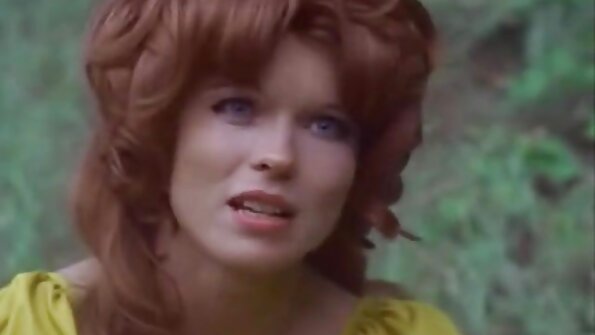 Brunete, Āzijas meitene, moans no baudas karstā četrinieka laikā