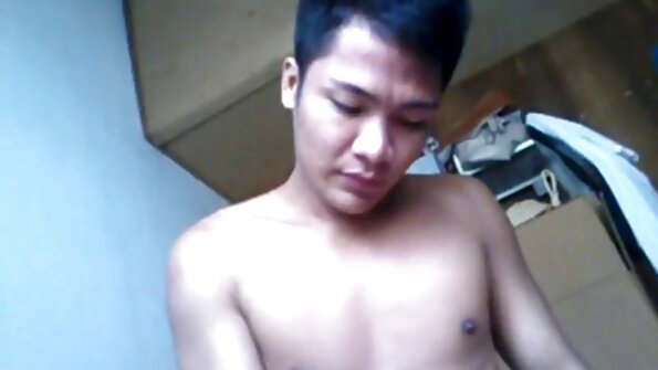 Šajā video kuce apmet savu incīti ap cieto peni