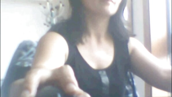 Blondīne un brunete uzbrūk čalim ar lielu siksnu