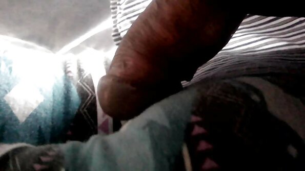 Blondīne, kas mīl gailīti, iepriecina savu partneri ar savu slapjo rāvienu