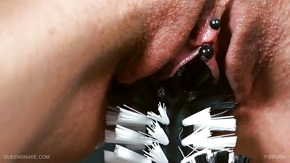 Blondīne ar slaidu rāmi iegrūž dildo dziļi sevī