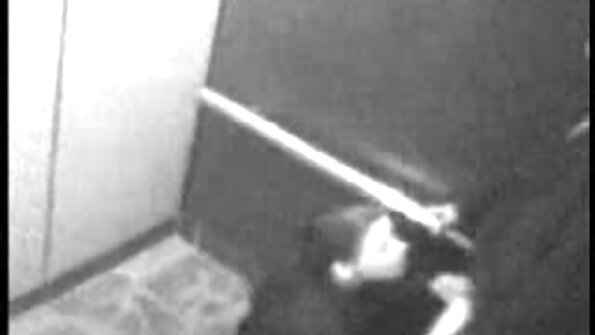 Cālis, kas atrodas zem Ziemassvētku eglītes, ir kails un karstumā