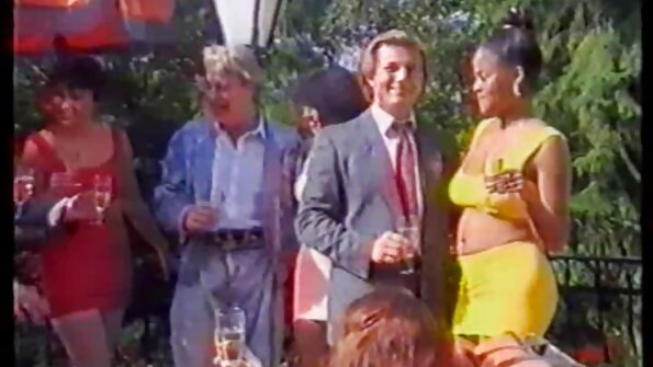 Kādai koledžas meitenei tiek veikta spermas injekcija