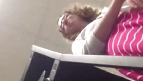 Pāris meitenes ir kopā ar muskuļotu puisi, zīda savus peļus