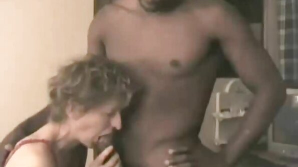Bāli melnmataina sieviete izmanto dildo savā slapjā cukurā