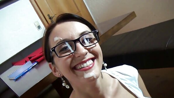 Seksīgs amatieris ar lielām krūtīm izklaidējas gultā