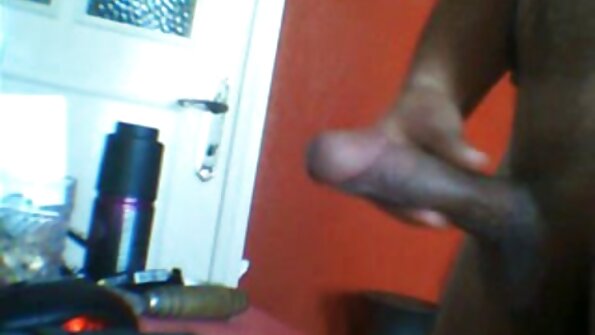 Seksīga cālīte ar lielu dibenu satriec savu incīti ar dupsi