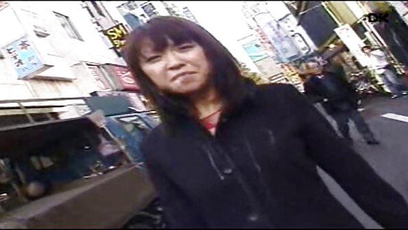 Mīļai un gardai blondīnei sejā ir tik daudz sēklu