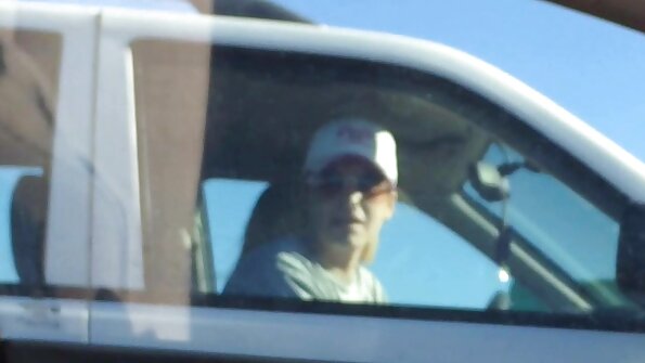 Blondīne un brunete guļ FFM trijatā uz dīvāna