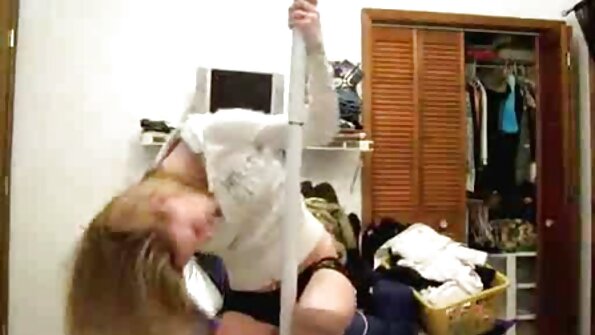 Blondīne tiek nežēlīgi drānīta ar viņas partneri