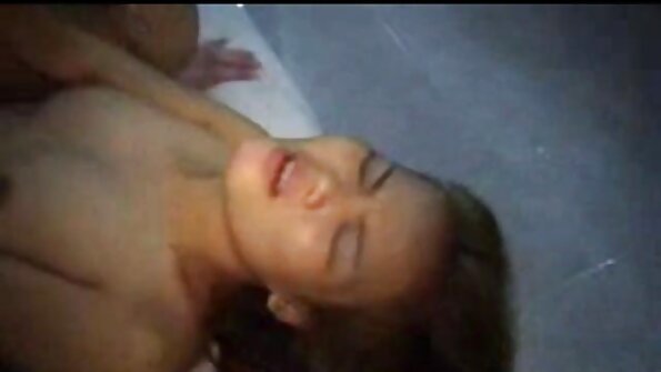 Liela dupsis sieviete krata viņu aiz muguras, lai ieslēgtu savu vīrieti