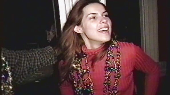 Melnspalvaina kuce ar karstu melnu korseti klīst apkārt