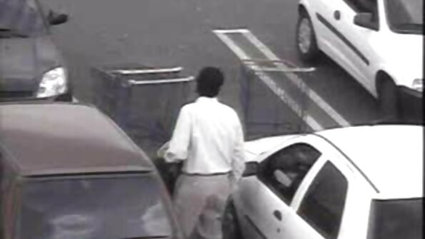 Melnmatainu kundzi virtuvē taranē viņas vīrietis