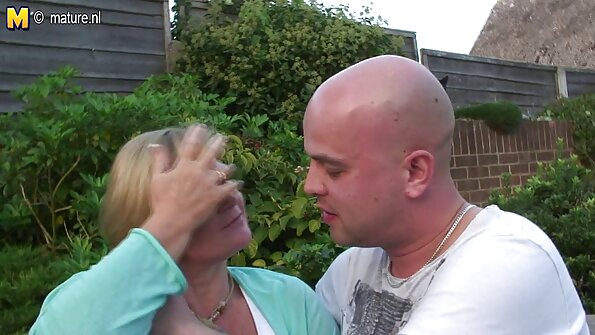 Kāda blondīne taisa striptīzu, lai parādītu mums savas milzīgās krūtis