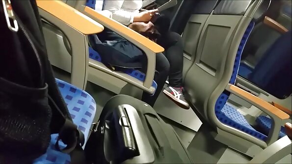 Blondīne, kurai ir dabiskas krūtis, ir iespiesta savā ciešajā incītī