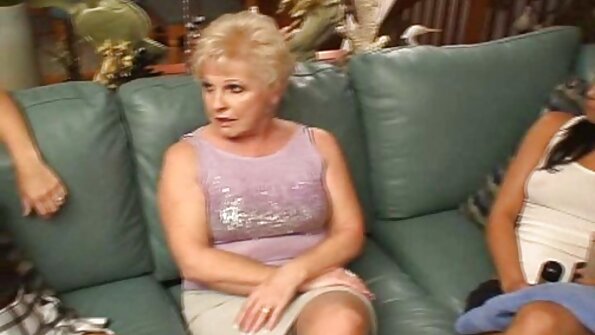 Blondīne ar smalku, lielu dupsi pūš savam mīļotajam