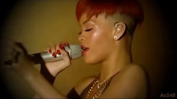 Busty kuce jūt, kā gailis ienāk viņas sunīšu stilā uz gultas