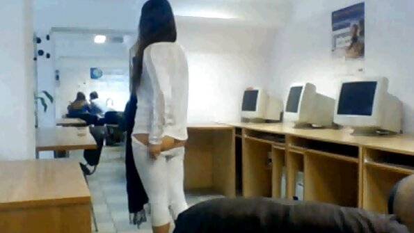 Karsta brunete patiešām labi apspēlē savu dupsi