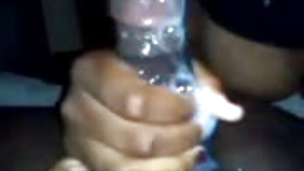 Pilnīga milfs atrodas puiša priekšā uz viņa cietā pena