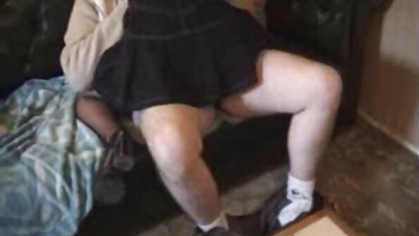 Seksīga slampa ar jauku viltotu krūtīm ir fucked in virtuvē