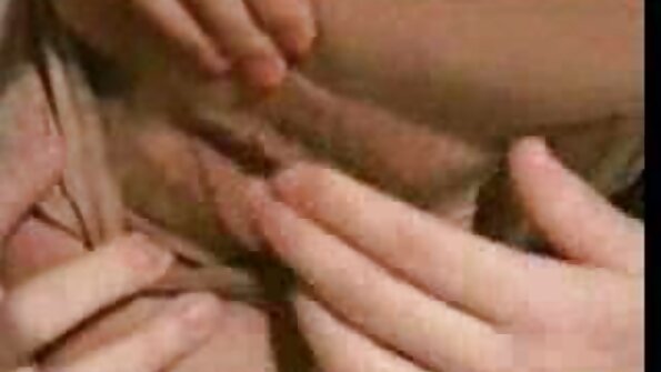 Seksīga kalsna sieviete uz dīvāna labi sasit savu cuku